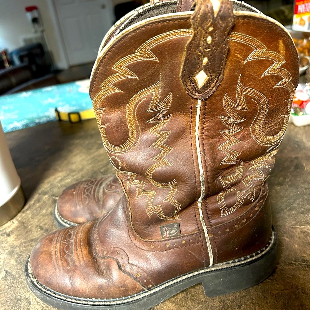 Ladies Justin Boots. Good condition. Stock#L9909